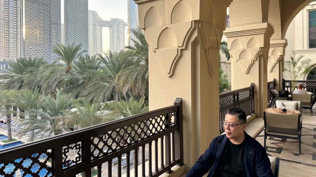 中野和幸がドバイの風景で佇んでいる画像
